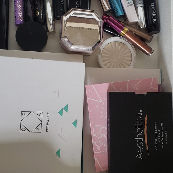 MAKEUP MYSTERY BOXES ! - Picture 6 of 7